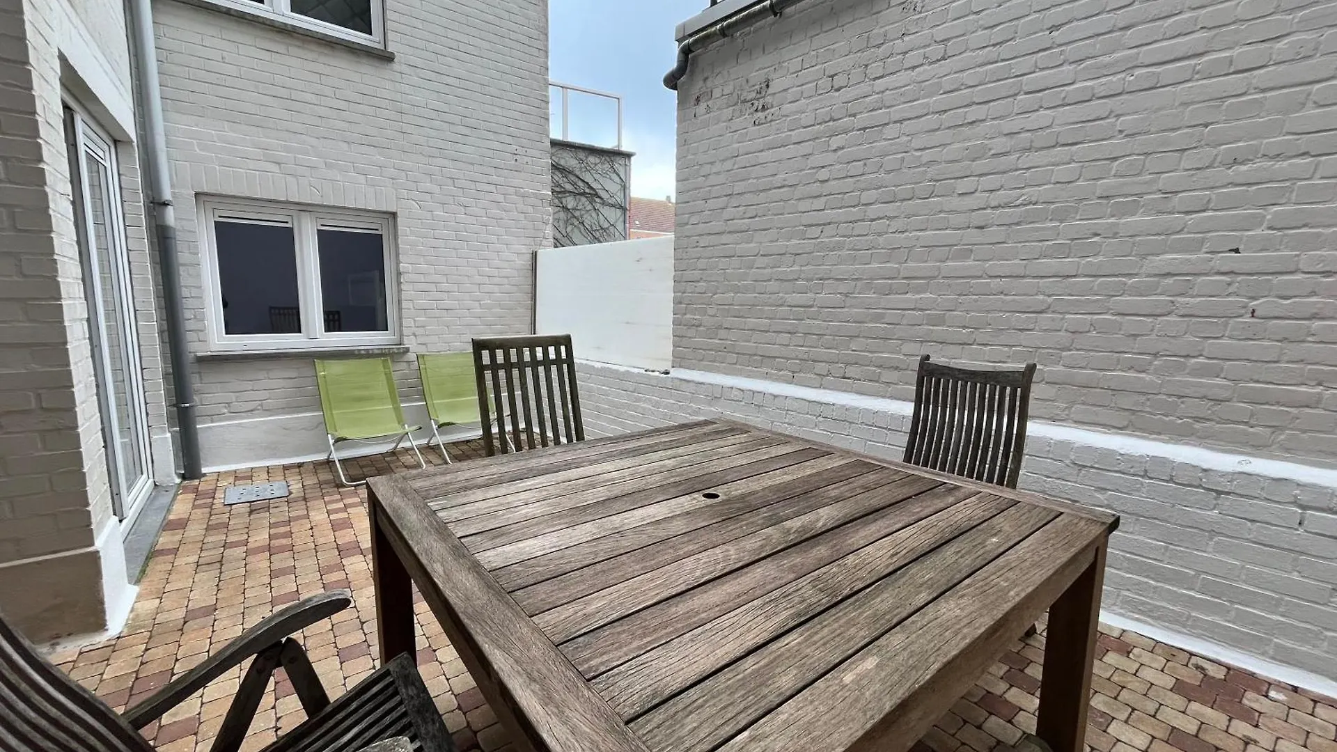 'Broker' - Amazing 2 Bedroom Apartment Near The Beach Ostende 0*,  Bélgica